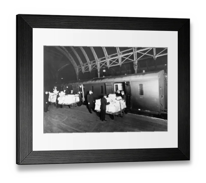 Framed Print : Newspaper Train on Platform 4 at Paddington Station, 1937