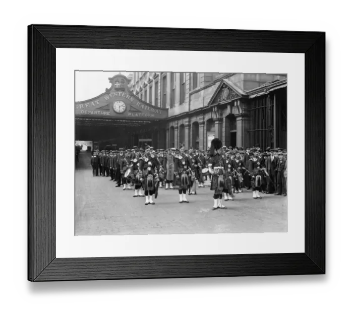 Framed Print : Highland Band at Paddington Station, 1915