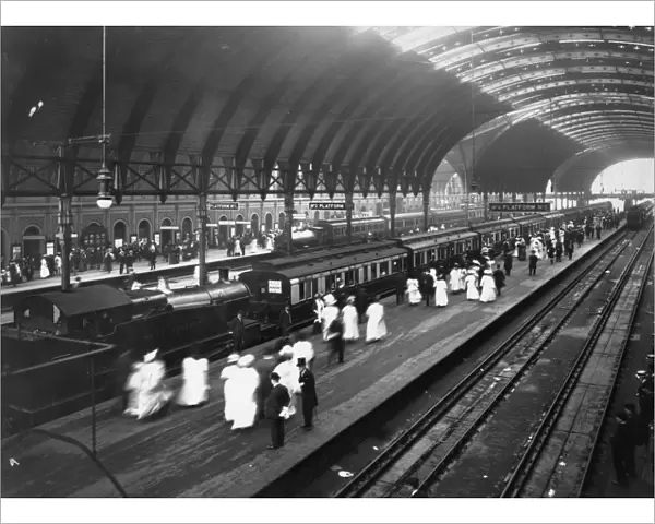 Platform 5 at Paddington Station, London, 1913