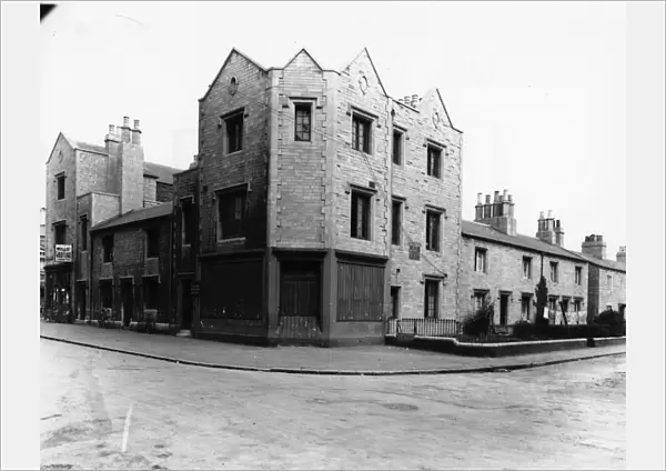 Boarded up shop  /  pub - Emlyn Square 1929
