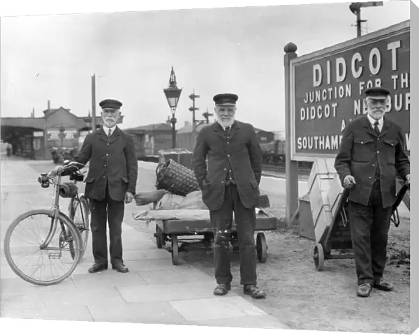 Retired staff returning to work at Didcot Station, 1917