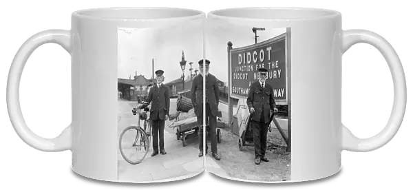 Retired staff returning to work at Didcot Station, 1917