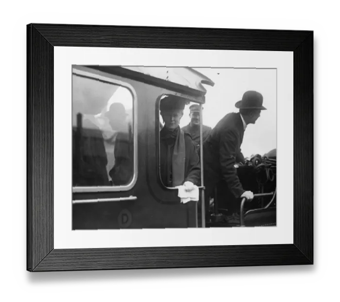 Framed Print : Queen Mary on the footplate of No 4082 Windsor Castle, 1924