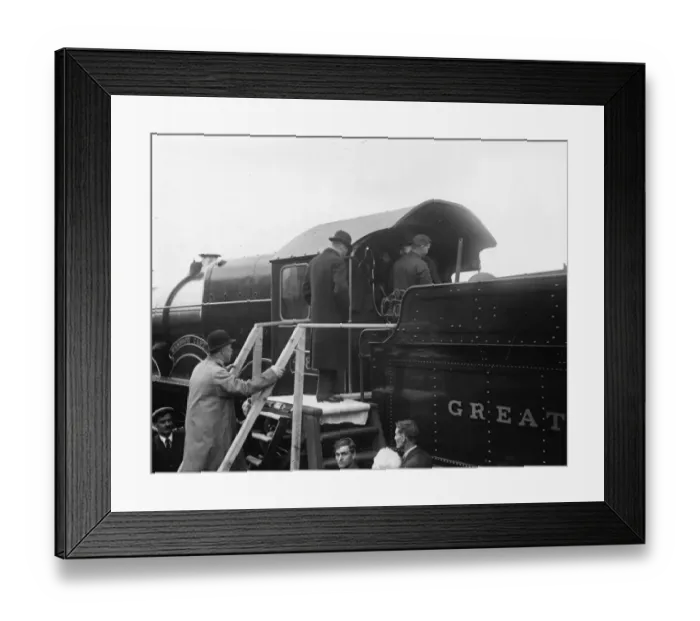 Framed Print : King George V entering the cab of No 4082 Windsor Castle, 1924