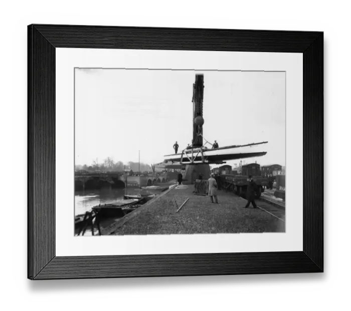 Framed Print : Transferring a boat from river to rail at the GWR Brent Docks, c1930s Framed Print : Transferring a boat from river to rail at the GWR Brent Docks, c1930s