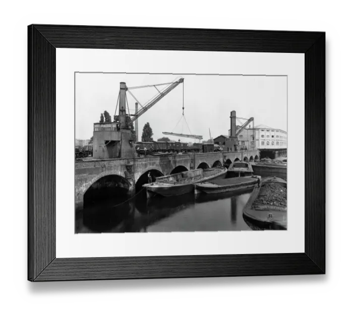 Framed Print : GWR Docks Brentford, c1930 Framed Print : GWR Docks Brentford, c1930