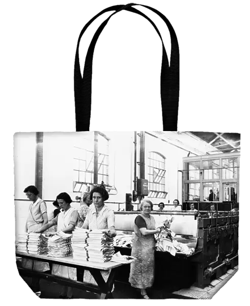 Women working in the Swindon Works laundry, c1930