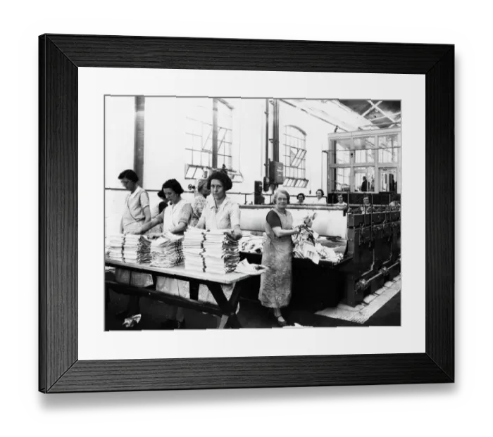Framed Print : Women working in the Swindon Works laundry, c1930 Framed Print : Women working in the Swindon Works laundry, c1930