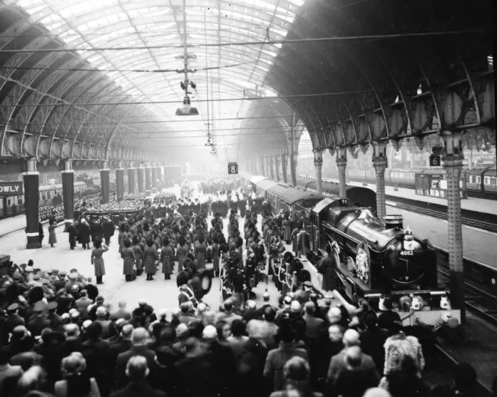 Framed Print : No 4082, Windsor Castle, hauling the funeral train of King George VI, February 1952 Framed Print : No 4082, Windsor Castle, hauling the funeral train of King George VI, February 1952