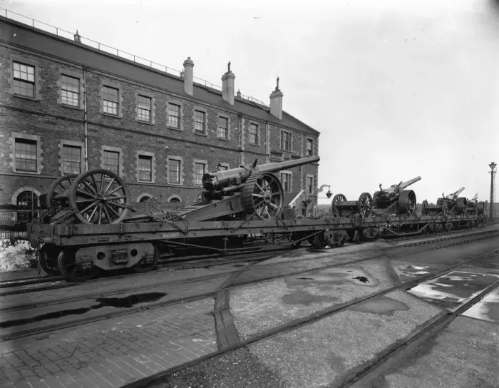 Framed Print : 6in. naval guns on display on Macaw B wagons at Swindon Works, c. 1915 Framed Print : 6in. naval guns on display on Macaw B wagons at Swindon Works, c. 1915