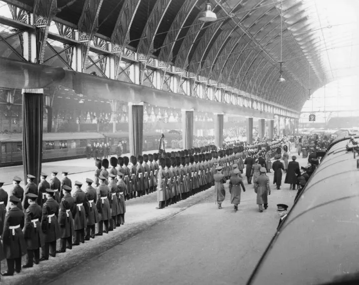 Framed Print : Awaiting Arrival of Funeral Train of King George VI, Paddington, 15th February 1952