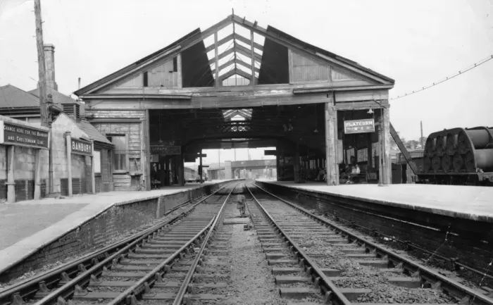 Framed Print : Banbury Station, Oxfordshire, 1949 Framed Print : Banbury Station, Oxfordshire, 1949