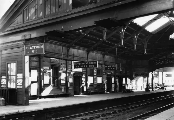 Framed Print : Banbury Station, Oxfordshire, c. 1936 Framed Print : Banbury Station, Oxfordshire, c. 1936