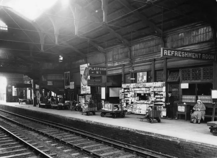 Framed Print : Banbury Station, Oxfordshire, c. 1936 Framed Print : Banbury Station, Oxfordshire, c. 1936