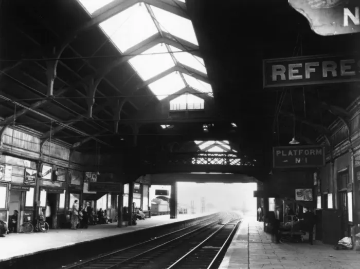 Framed Print : Banbury Station, Oxfordshire, c. 1950s Framed Print : Banbury Station, Oxfordshire, c. 1950s