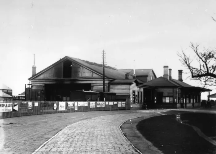 Framed Print : Banbury Station, Oxfordshire, c. 1950s Framed Print : Banbury Station, Oxfordshire, c. 1950s