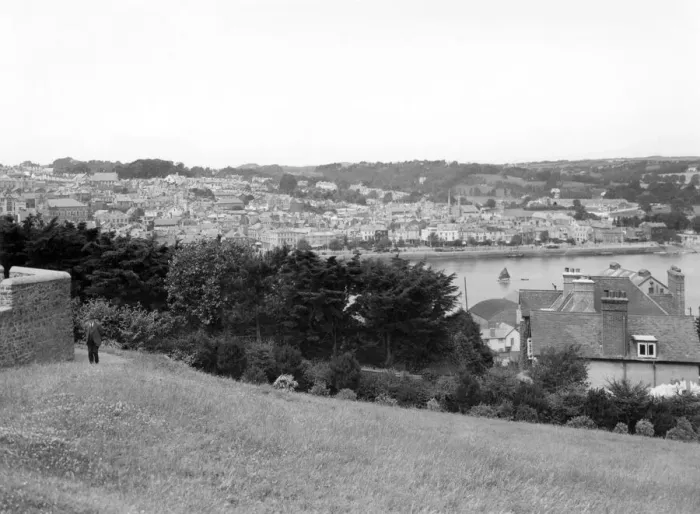 Framed Print : Bideford, Devon, c. 1930s Framed Print : Bideford, Devon, c. 1930s