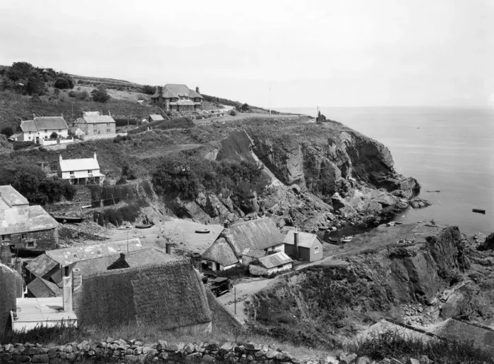 Framed Print : Cadgwith, Cornwall, c. 1920s Framed Print : Cadgwith, Cornwall, c. 1920s