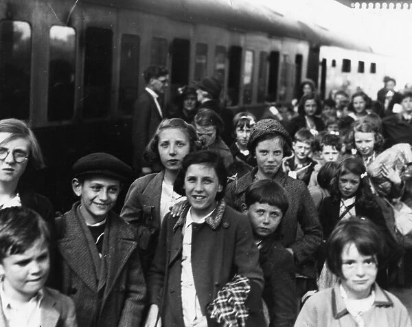 Child evacuees on Maidenhead station, 1939