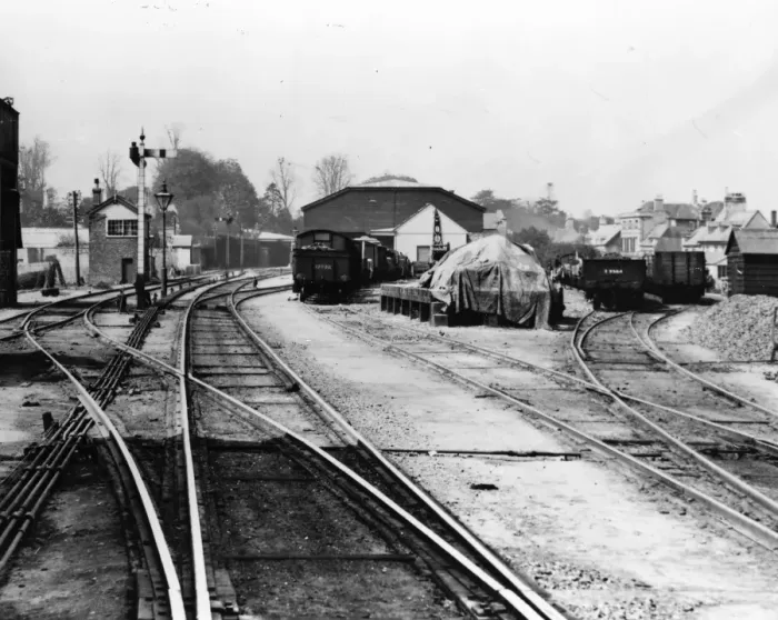 Framed Print : Cirencester Town Goods Shed and Signal Box, c. 1930s Framed Print : Cirencester Town Goods Shed and Signal Box, c. 1930s