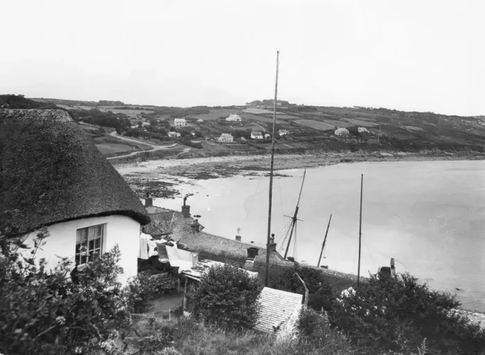 Framed Print : Coverack, Cornwall, c. 1920s Framed Print : Coverack, Cornwall, c. 1920s