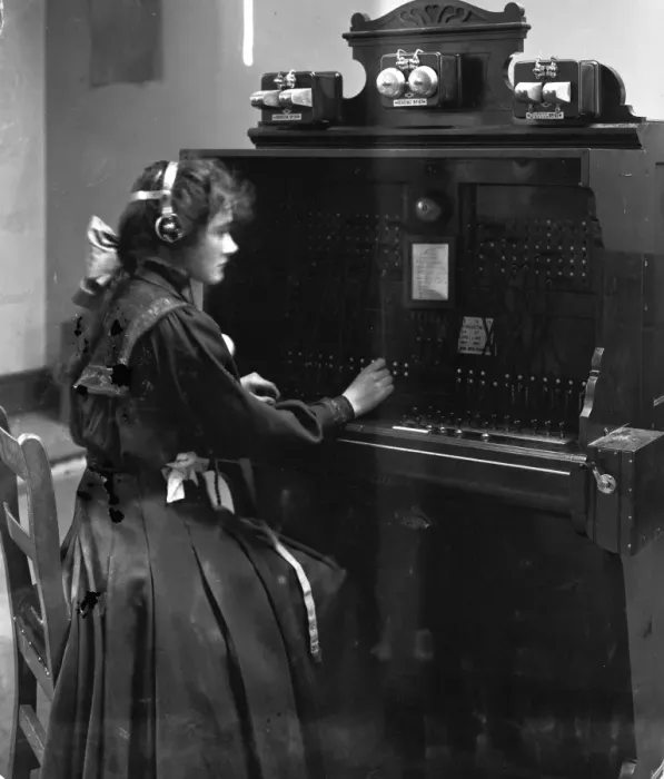 Framed Print : Female telegraph operator, 1910