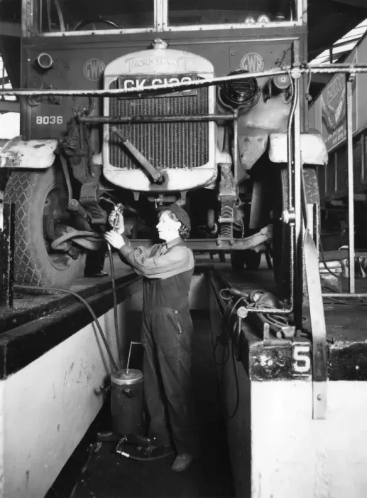Framed Print : Female worker servicing a Thorncroft lorry at Slough Road Motor Department, 1944 Framed Print : Female worker servicing a Thorncroft lorry at Slough Road Motor Department, 1944