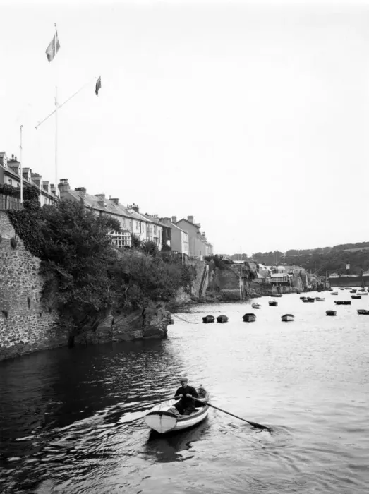 Framed Print : Fowey, Cornwall, c. 1930 Framed Print : Fowey, Cornwall, c. 1930