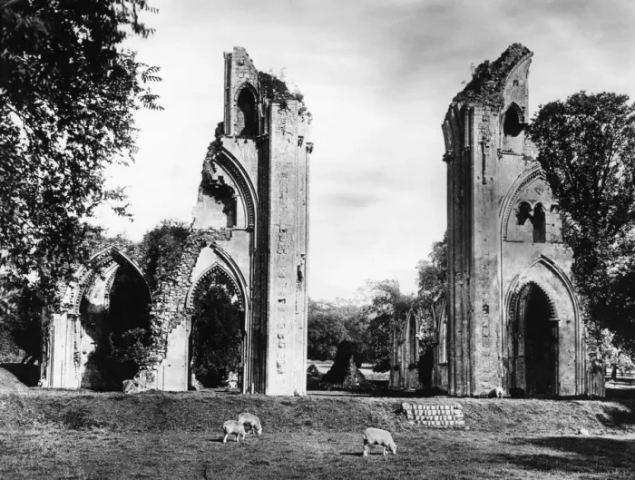 Framed Print : Glastonbury Abbey, Somerset, c. 1920s Framed Print : Glastonbury Abbey, Somerset, c. 1920s