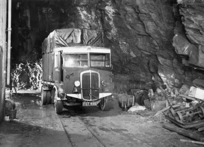 Framed Print : GWR lorry delivering paintings from the National Gallery to a slate mine in Wales in 1940 Framed Print : GWR lorry delivering paintings from the National Gallery to a slate mine in Wales in 1940