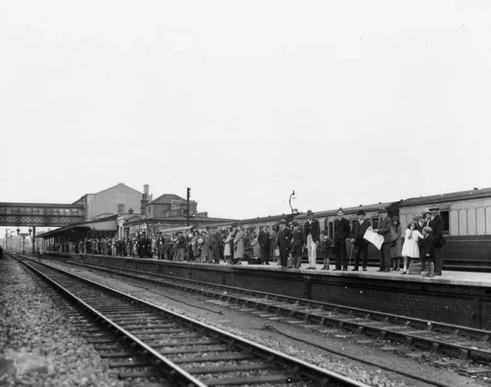 Framed Print : Holidaymakers on Swindon Station, c. 1930 Framed Print : Holidaymakers on Swindon Station, c. 1930