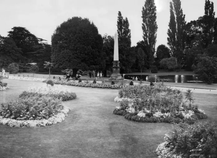 Framed Print : Jephson Gardens in Leamington Spa, Warwickshire Framed Print : Jephson Gardens in Leamington Spa, Warwickshire