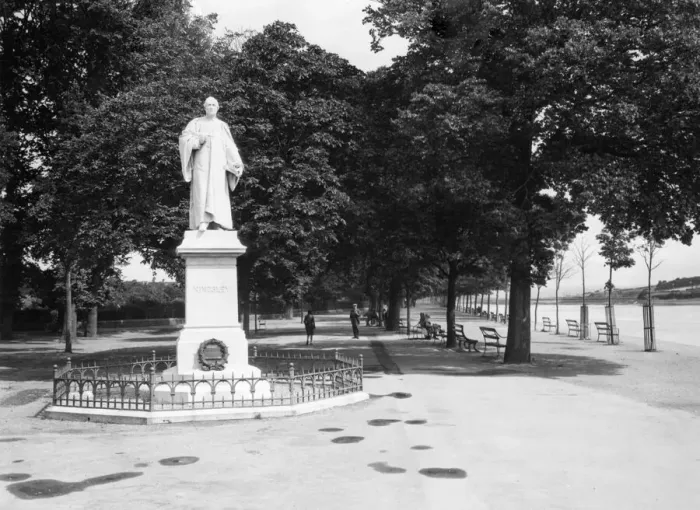 Framed Print : Kingsley Statue and Quayside, Bideford, c. 1930s Framed Print : Kingsley Statue and Quayside, Bideford, c. 1930s