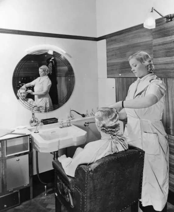 Framed Print : Ladies Hairdressing Salon, Great Western Royal Hotel, Paddington, 1930 Framed Print : Ladies Hairdressing Salon, Great Western Royal Hotel, Paddington, 1930