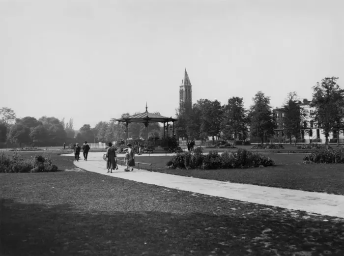 Framed Print : Leamington Spa, Warwickshire, Royal Pump Room Gardens, September 1923 Framed Print : Leamington Spa, Warwickshire, Royal Pump Room Gardens, September 1923