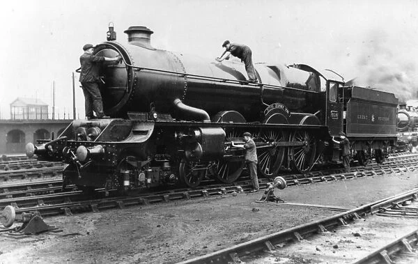 Loco staff cleaning No 6014 King Henry VII, c1930