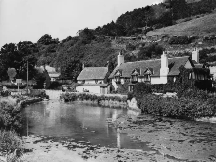 Framed Print : Lulworth Cove, Dorset, c. 1930 Framed Print : Lulworth Cove, Dorset, c. 1930