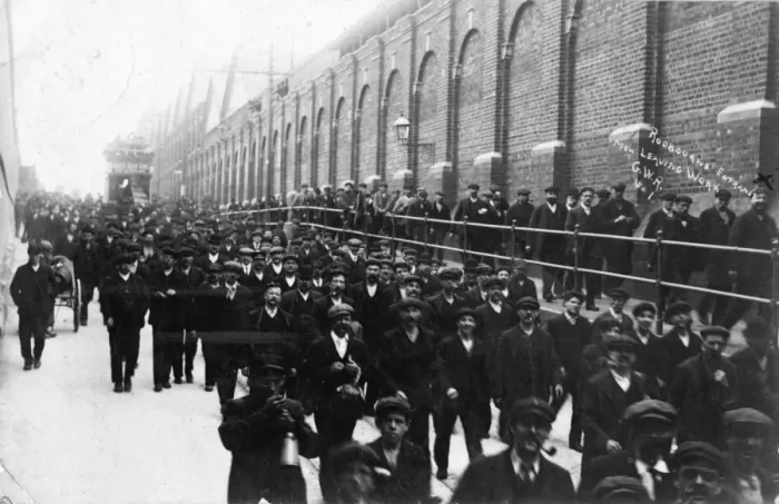 Framed Print : Men leaving Swindon Works, Rodbourne Road entrance, c. 1910