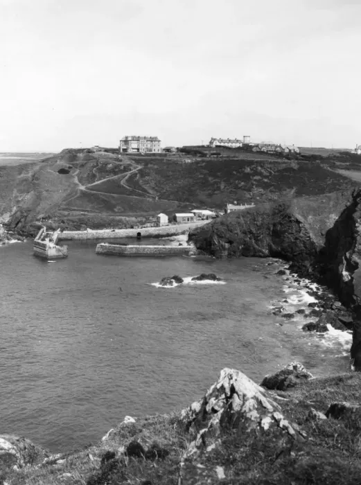 Framed Print : Mullion Cove, Cornwall, c. 1920s Framed Print : Mullion Cove, Cornwall, c. 1920s