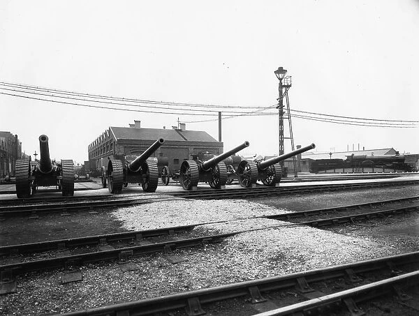 Naval guns at Swindon Works, alongside Star Class locomotive, no. 4013 Knight of St Patrick, c.1915