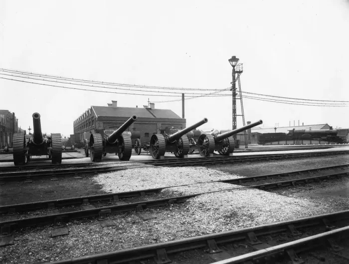 Framed Print : Naval guns at Swindon Works, alongside Star Class locomotive, no. 4013 Knight of St Patrick, c. 1915 Framed Print : Naval guns at Swindon Works, alongside Star Class locomotive, no. 4013 Knight of St Patrick, c. 1915