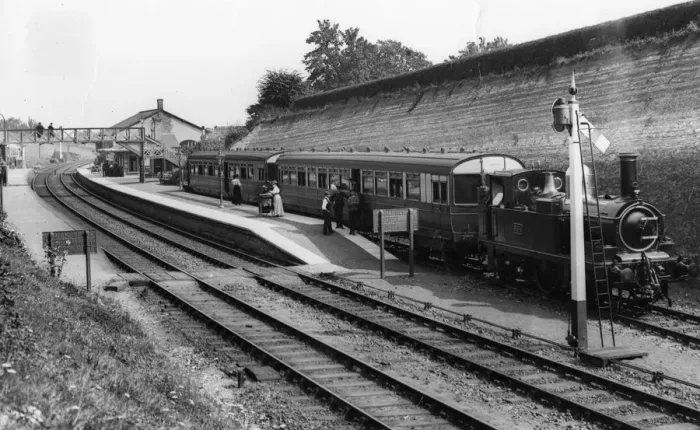 Framed Print : Newnham on Severn Station, Gloucestershire, c. 1905 Framed Print : Newnham on Severn Station, Gloucestershire, c. 1905