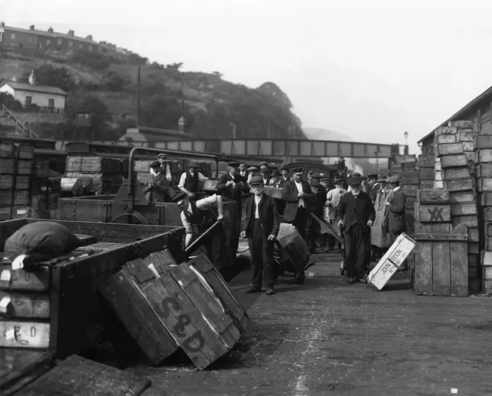 Framed Print : Neyland Fish Platform, Pembrokeshire, c. 1910