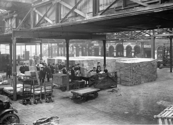 Framed Print : Parcel handling at Paddington Station, c. 1920s Framed Print : Parcel handling at Paddington Station, c. 1920s