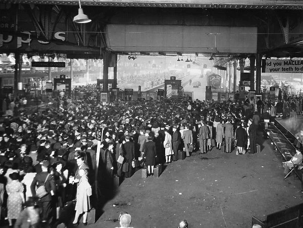Passengers at Paddington Station in 1943