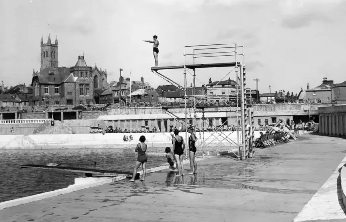 Framed Print : Penzance Lido, c. 1935 Framed Print : Penzance Lido, c. 1935