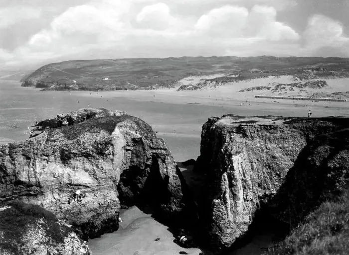 Framed Print : Perranporth Rocks and Beach, Cornwall, 1928