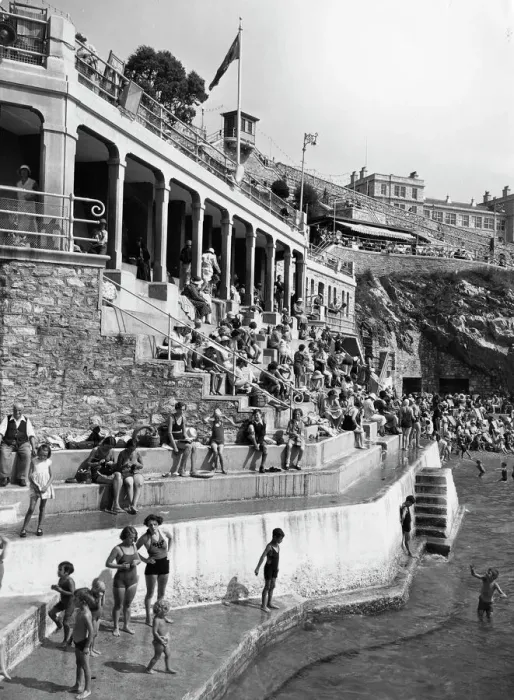 Framed Print : Plymouth Tinside Lido, c. 1935 Framed Print : Plymouth Tinside Lido, c. 1935
