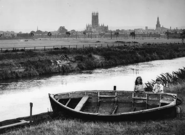 Framed Print : The River Severn, c. 1930s Framed Print : The River Severn, c. 1930s