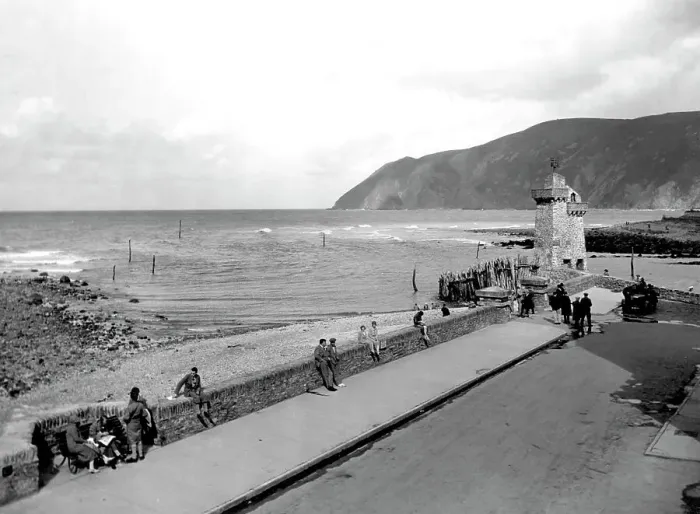 Framed Print : The Sea Front at Lynmouth, Devon, August 1929 Framed Print : The Sea Front at Lynmouth, Devon, August 1929